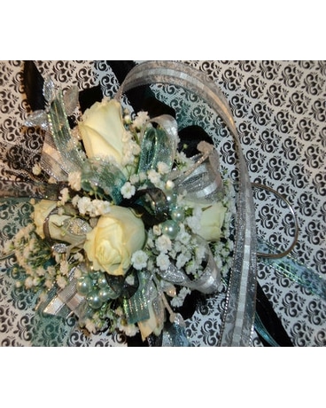 SOFT AND DELICATE WRIST CORSAGE